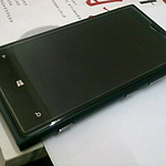 前两天入手欧水黑色(可惜蓝色只有定制机)Lumia920,无漏光进灰重启等常见问题,就是膜贴得太难看了,正在对其进行惨无人道的折磨中。